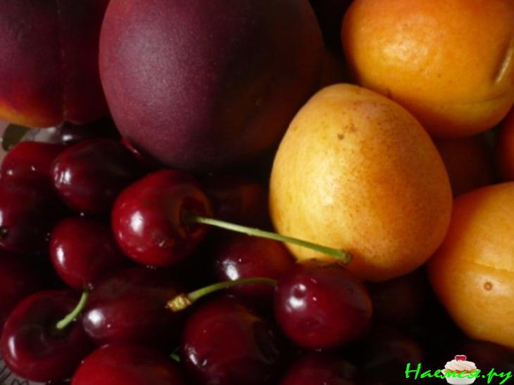 Игристая сангрия с персиками и черешнями