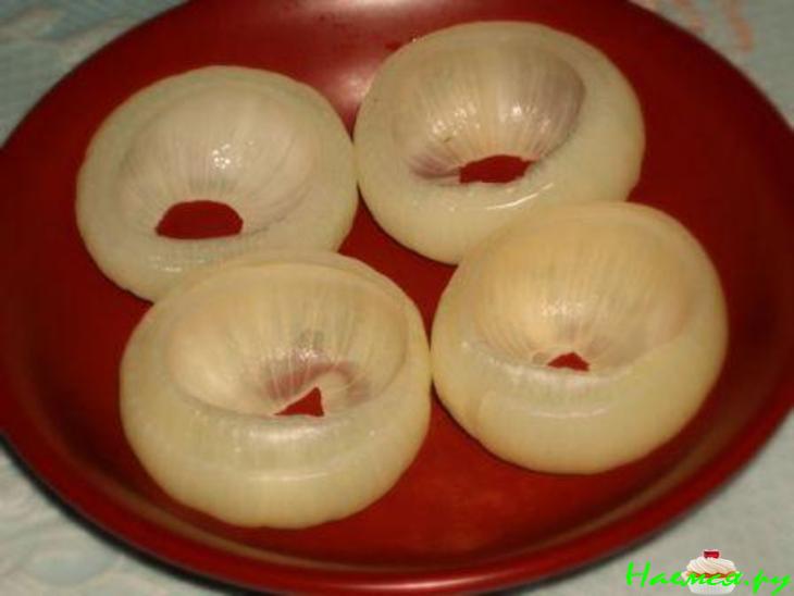 Фаршированый лук в беконе