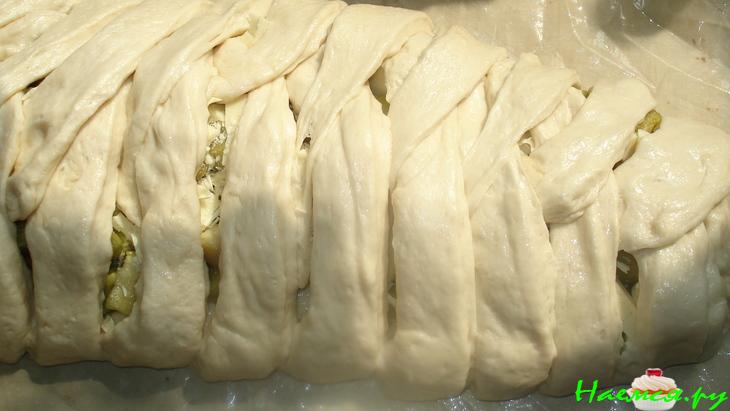 Пирог заплетённый "Весеннее настроение" с ревенем и шоколадом Пирог заплетённый "Весеннее настроение" с ревенем и шоколадом