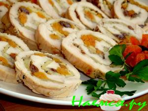 Куриный рулет с яблоками и сухофруктами