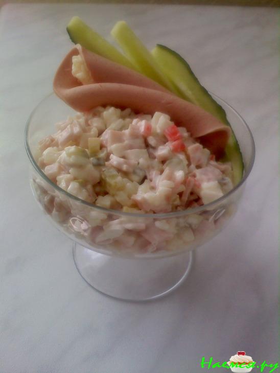 Простой салатик с крабовыми палочками