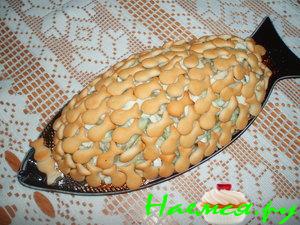 Салат с кальмаром с крекерами