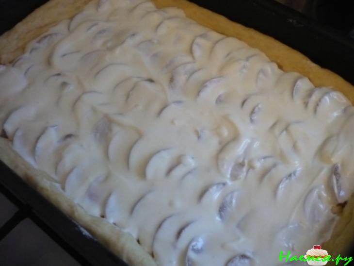 Дрожжевой пирог с яблоками под сметанной заливкой