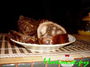 Рулет свиной с черносливом, грецкими орехами, чесноком, горчицей и хреном