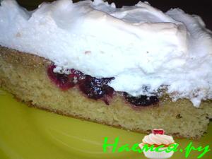 Пирог вишнёвый с белковым кремом