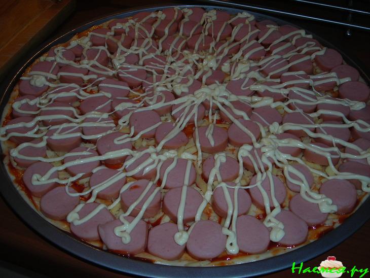 Пицца (сыр, помидоры, сосиски)