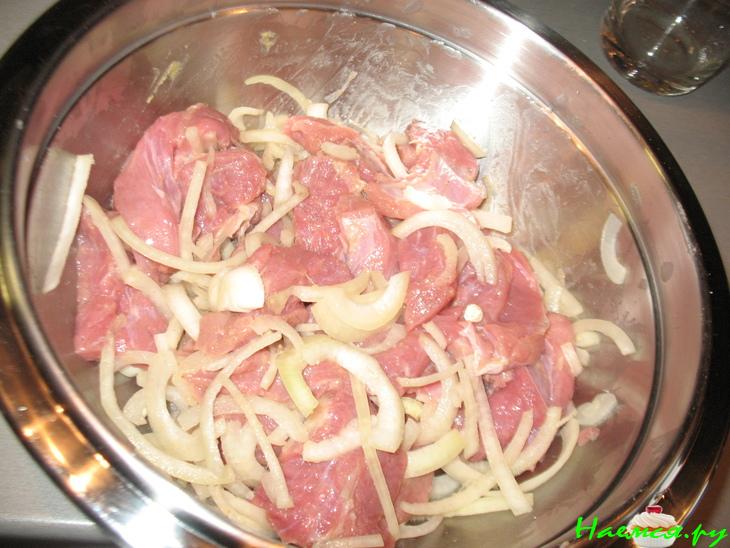 Телятина с черносливом и орехами в красном вине