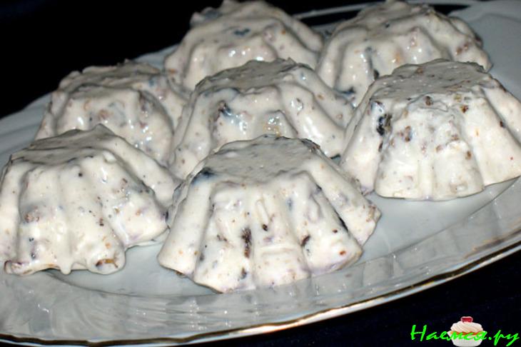 Десерт из греческого йогурта с черносливом и орехами