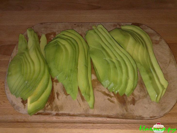 Салат из авокадо с кресс-песто