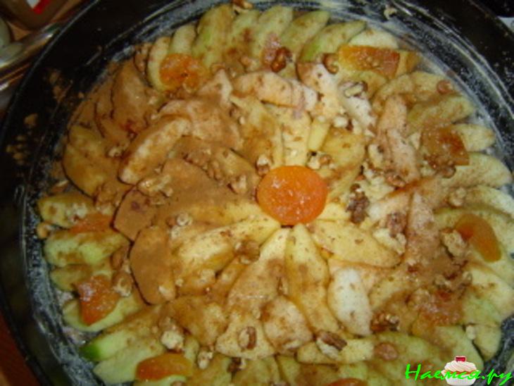 Пирог яблочный с курагой, изюмом и орехами
