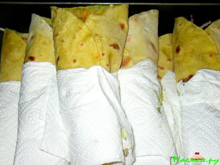 Буррито с начинкой из куриного мяса