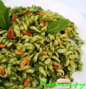 Макароны под шпинатным соусом с фисташками Макароны под шпинатным соусом с фисташками