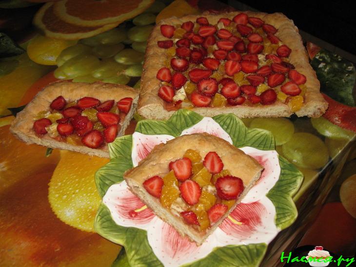 Пирог из быстрого теста с апельсином и клубникой
