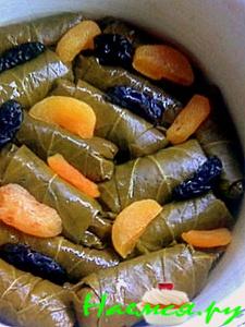 Долма с чесночным соусом