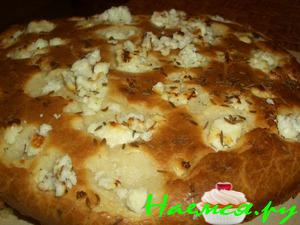 Сырная лепешка с финиками