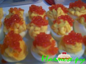 Яйца фаршированные с красной икрой
