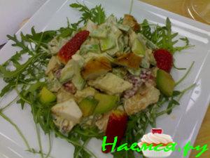 Салат с клубникой и куриной грудкой