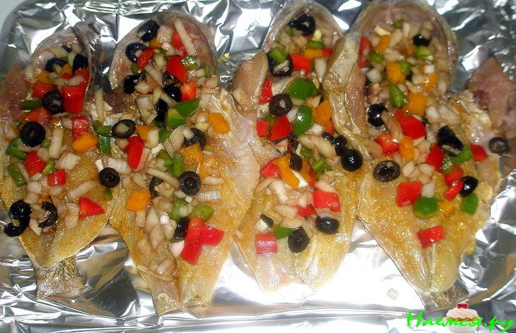 Рыба с помидорами черри и маслинами запеченная в духовке