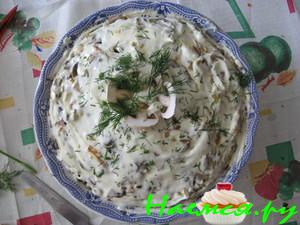 Слоеный салат с грибами и крабовыми палочками