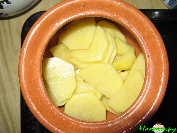 Жаркое в сметане в горшочках