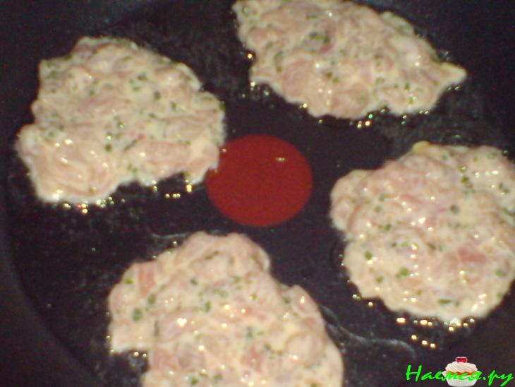 Рубленые котлеты из индейки со сметанно-маслиновым соусом