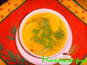 Горячий карибский суп с курицей и кокосовым молоком Горячий карибский суп с курицей и кокосовым молоком