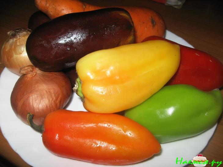 Салат овощной с чесноком