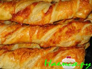 Слоеные сырные завитки с красным перцем