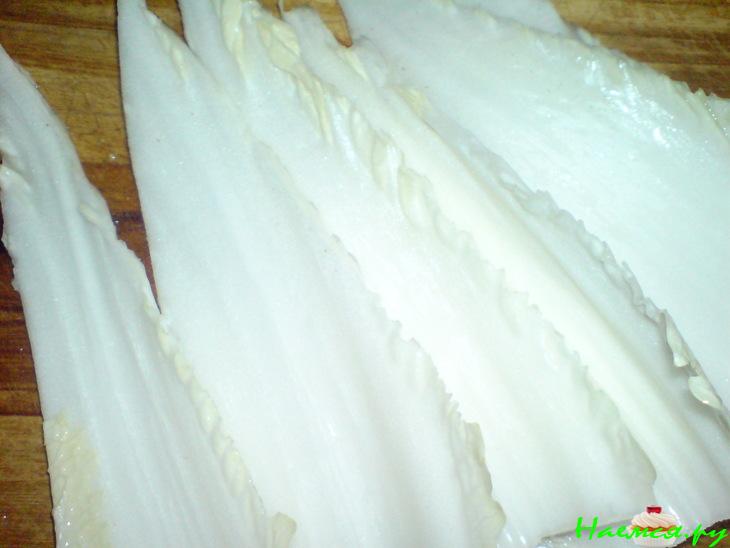 Лодочки из пекинской капусты с салатом из тунца