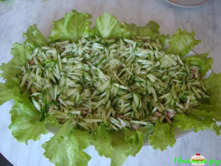 Салатик с куриной грудкой, сыром и черносливом Салатик с куриной грудкой, сыром и черносливом