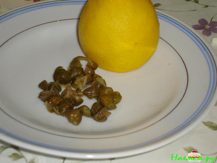 Салат из печени трески с оливками и каперсами