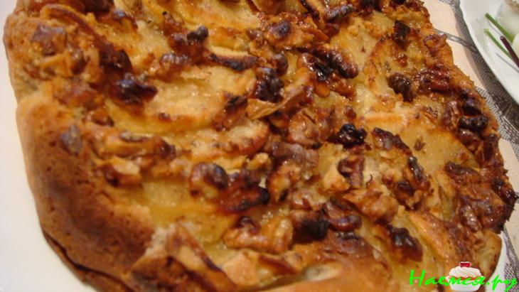 Яблочный пирог с грецкими орешками
