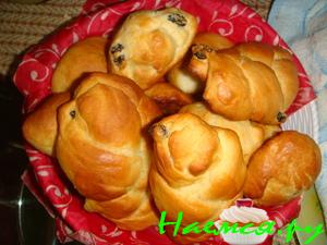 Сдобные булочки с изюмом