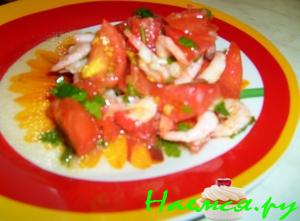 Салат с креветками и помидорами