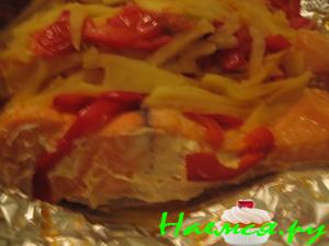 Семга запеченная с овощами и яблоком