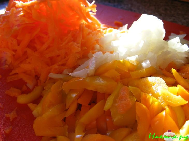 Перец фаршированный рисом и фаршем в сметанно-томатном соусе