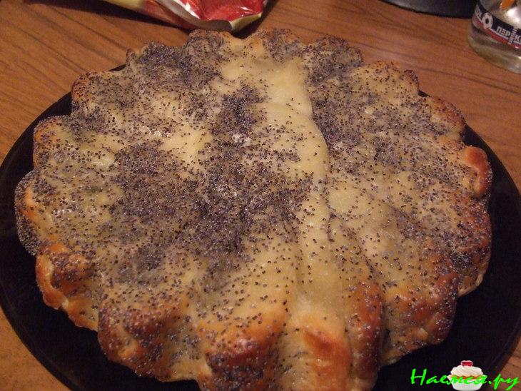 Закусочный пирог из слоеного теста с курицей, брынзой и сушеной мятой Закусочный пирог из слоеного теста с курицей, брынзой и сушеной мятой