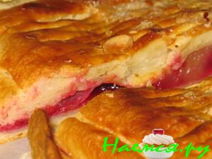 Пирог с клюквой и ананасом из слоеного творожно-дрожжевого теста