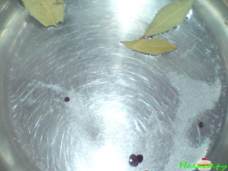 Салат из отварной рыбы и помидорок