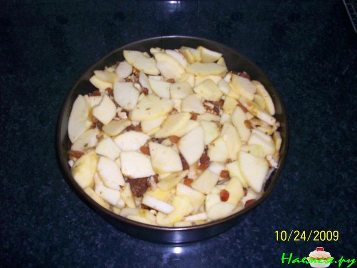 Закрытый яблочный пирог с изюмом и орехами Закрытый яблочный пирог с изюмом и орехами