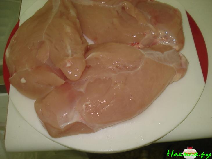 Салат из курицы с сельдереем, авокадо и салатом