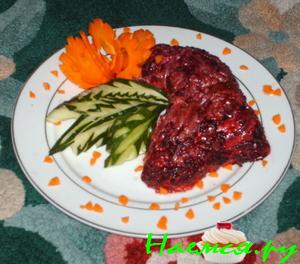 Курица в красной шубке