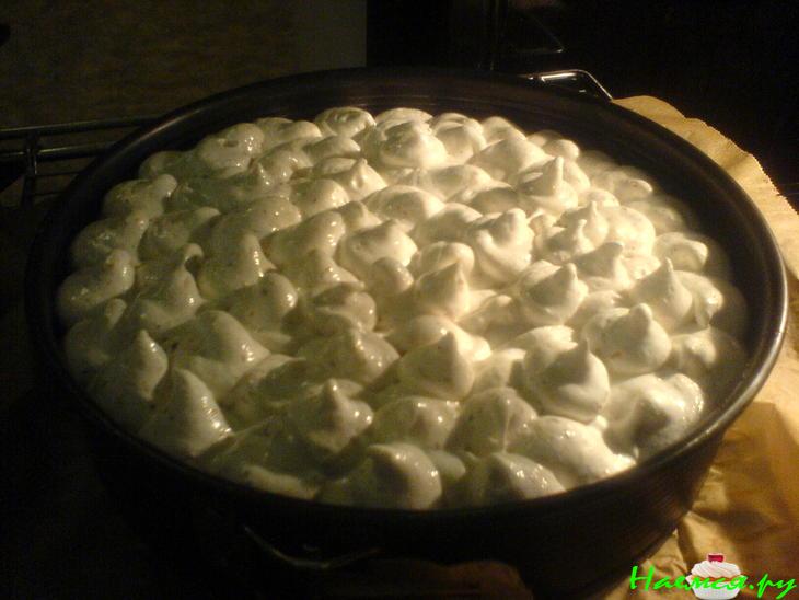 Пирог с ревенем и орехами