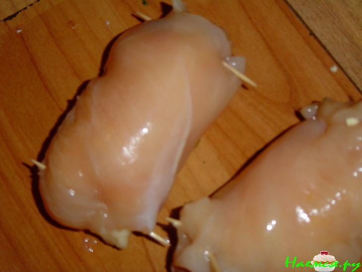 Рулетики из куриной грудки с плавленым сыром и зеленью Рулетики из куриной грудки с плавленым сыром и зеленью