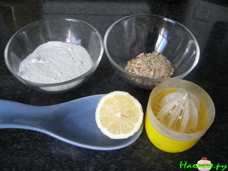 Кулич с курагой, миндалем и изюмом