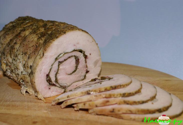 Рулет из индейки с чесноком и свекольными листьями Рулет из индейки с чесноком и свекольными листьями