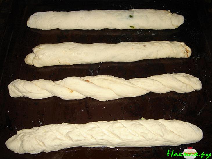 Хлеб с соусом из кориандра и соусом из вяленых помидор