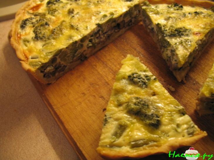 Киш с куриными потрошками, зеленой фасолью и брокколи Киш с куриными потрошками, зеленой фасолью и брокколи