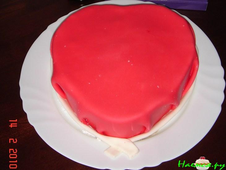Торт "Сердце", украшенный мастикой