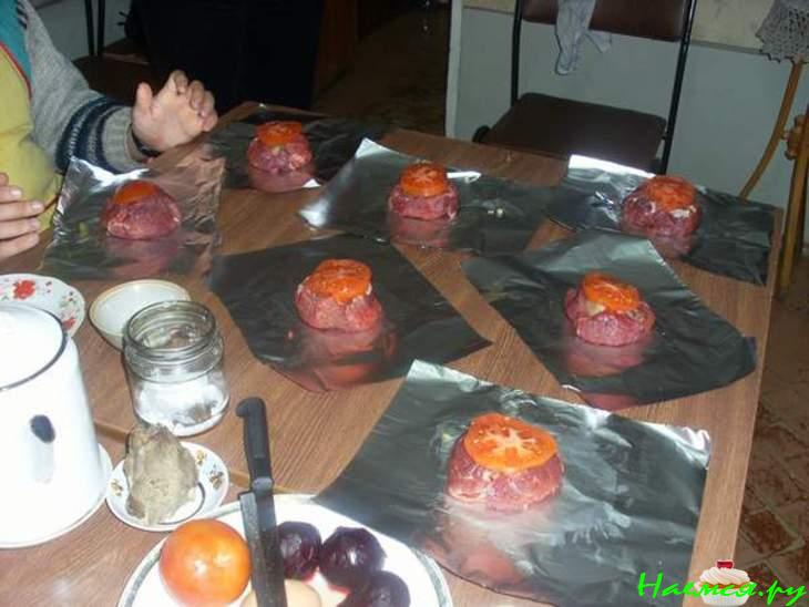 Мясо "по–охотничьи" со свежими грибами и помидорами Мясо "по–охотничьи" со свежими грибами и помидорами